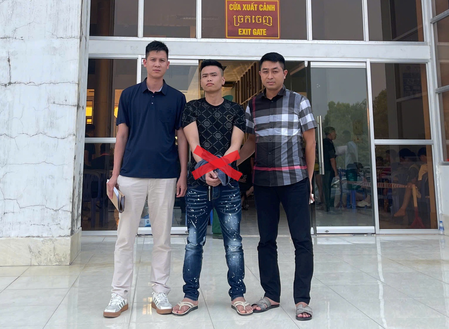 Đội Cảnh sát hình sự đặc nhiệm: Bắt giữ đối tượng truy nã đặc biệt nguy hiểm tại cửa khẩu Dinh Bà (tỉnh Đồng Tháp)